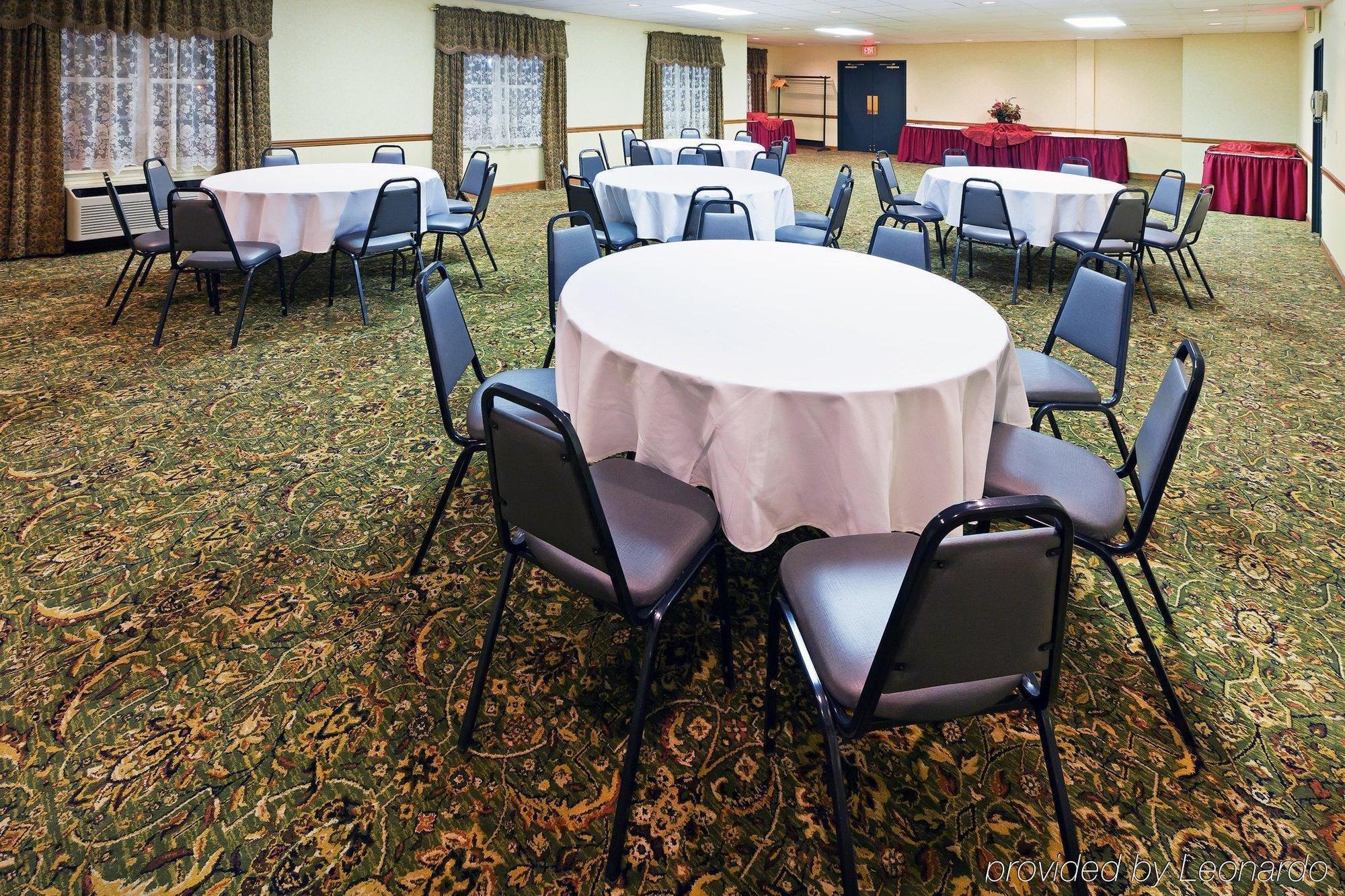 Holiday Inn Express & Suites Wyomissing By Ihg West Reading Exterior photo